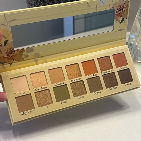 Laura Geller Seasonless Staples eyeshadows - Picture 3 of 5